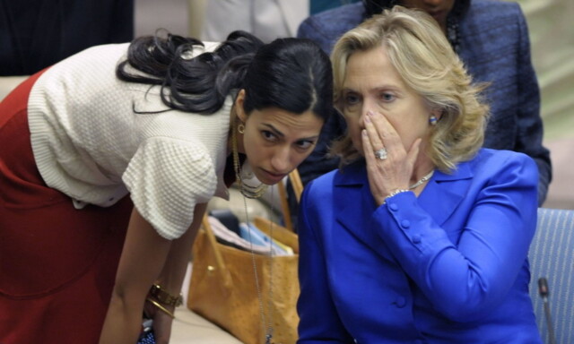 Hun har vært Hillary Clintons «hemmelige våpen» i 20 år. Nå er Huma Abedin i trøbbel